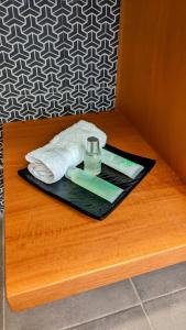 Monteverde Casa Mia, near main attractions and town! في مونتيفيردي كوستاريكا: زجاجة من غسول الفم وزجاجة من الصابون على الطاولة +57 صورة