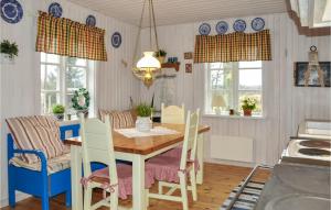 cocina y comedor con mesa de madera y sillas en 2 Bedroom Amazing Home In Charlottenberg, en Charlottenberg