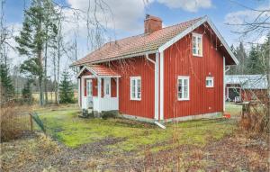 een rood huis met een rood dak bij 2 Bedroom Amazing Home In Charlottenberg in Charlottenberg