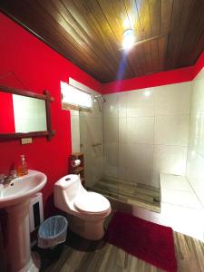 a bathroom with a toilet and a shower and a sink at Casa Nostra in Lívingston