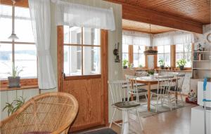 cocina y comedor con mesa y sillas en Amazing Home In Kristinehamn With Wifi, en Rådetorp
