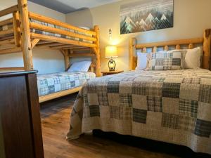 Postel nebo postele na pokoji v ubytování Lone Fir Resort + 37 fotografií