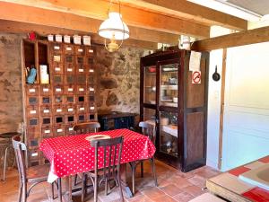 een eetkamer met een rode en witte tafel en stoelen bij Gîte Beaune-d'Allier, 4 pièces, 6 personnes - FR-1-489-246 in Beaune dʼAllier