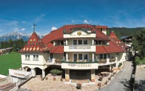 ein großes weißes Gebäude mit rotem Dach in der Unterkunft Wellnesshotel Schönruh - Adults only in Seefeld in Tirol