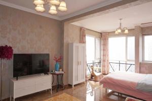Xiao Yu Residential Apartment Near Jiefangbei and Hongya Cave的电视和/或娱乐中心