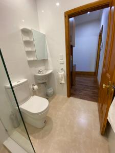 bagno bianco con servizi igienici e lavandino di RIALTO SUITES Fremantle a Fremantle