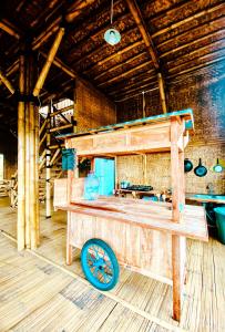 ein Holzwagen auf einem Holzboden in einem Zimmer in der Unterkunft Saung Arjuna Syandana Resort in Ciwidey