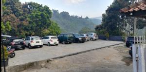 Um monte de carros estacionados num parque de estacionamento. em Bantal Guling Pasar Baru em Bandung