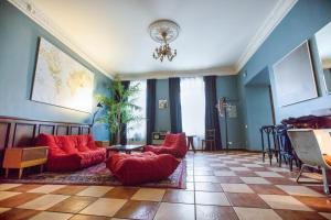 - un salon avec des canapés rouges et une table dans l'établissement Hostel Jamaika, à Vilnius