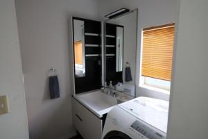 un bagno con lavandino e specchio di Zaimokuza SOLA 鎌倉材木座 a Kamakura Altre 21 foto