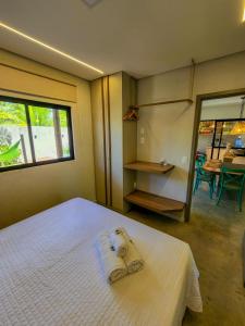 1 dormitorio con 1 cama con toallas en Kai Milagres Beach House en São Miguel dos Milagres