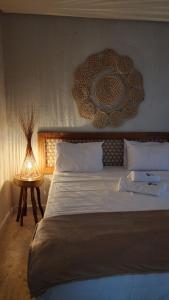 sypialnia z dużym łóżkiem i lampką w obiekcie Kai Milagres Beach House w mieście São Miguel dos Milagres