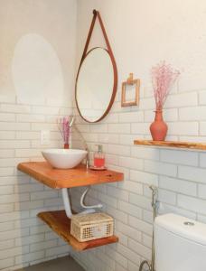 ein Bad mit einem Waschbecken und einem Spiegel in der Unterkunft Kai Milagres Beach House in São Miguel dos Milagres