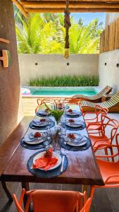 聖米格爾－杜斯米拉格里斯的住宿－Kai Milagres Beach House，一张木桌,上面放着食物盘