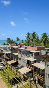 eine Luftansicht eines Resorts am Strand in der Unterkunft Kai Milagres Beach House in São Miguel dos Milagres