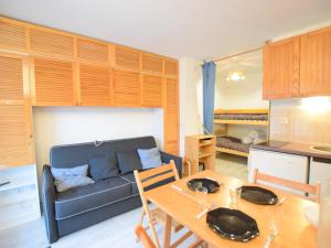 Kuchyňa alebo kuchynka v ubytovaní Studio cosy à Bernex, proche pistes et sentiers - FR-1-498-90 + 2 fotografie