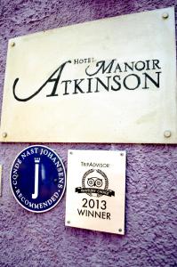 Sertifikat, nagrada, logo ili drugi dokument prikazan u objektu Hotel Manoir Atkinson