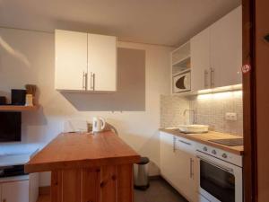 kuchnia z białymi szafkami i drewnianym blatem w obiekcie Bel appartement à Morzine, 2 chambres, proche centre, 6 pers, balcon, parking - FR-1-524-116 w mieście Morzine