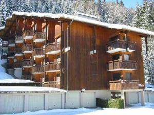 duży budynek z śniegiem na balkonach w obiekcie Bel appartement à Morzine, 2 chambres, proche centre, 6 pers, balcon, parking - FR-1-524-116 w mieście Morzine +5 zdjęć