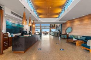 ein Büro mit einer Lobby und einer Rezeption in der Unterkunft Mantarays Ningaloo Beach Resort in Exmouth