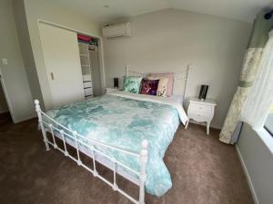 Ένα ή περισσότερα κρεβάτια σε δωμάτιο στο Auckland One Tree Hill Coby Suite