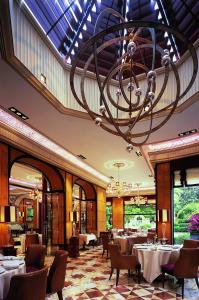 مطعم أو مكان آخر لتناول الطعام في Hotel Principe Di Savoia - Dorchester Collection