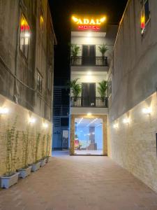 Kiến An的住宿－Adal Motel，夜间酒店空的走廊