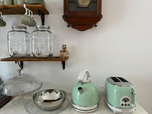 una encimera de cocina con algunos electrodomésticos de vidrio. en Le sorelle gemelle B&B, en Teramo