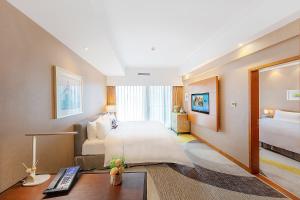 Postel nebo postele na pokoji v ubytování Hampton by Hilton Zhuhai Gongbei Port