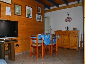 Μια τηλεόραση ή/και κέντρο ψυχαγωγίας στο Apartment On The Beach With Air Conditioning And Terrace, Pets Allowed