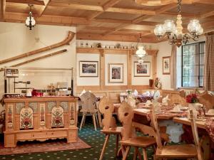 a dining room with a table and chairs at Hotel Pension Anna in Leavenworth
