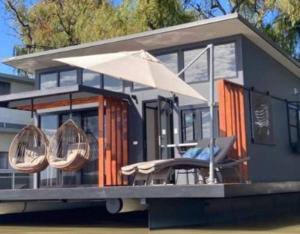White SandsArk-imedes - Unique float home on the Murray River的相册照片