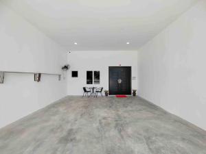 實兆遠的住宿－New Single Storey Homestay @ Sitiawan 3R2B (6-9PAX) _Feb Moment Homestay，一间白色的房间,配有两把椅子和一扇黑色的门