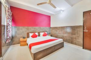 Tempat tidur dalam kamar di OYO 45055 Hotel King's Palace