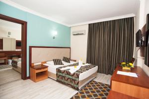 Un pat sau paturi într-o cameră la Concordia Celes Beach Hotel