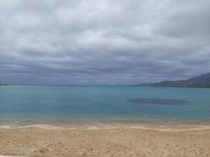 - une vue sur l'océan depuis la plage dans l'établissement kedros, à Elafonisos