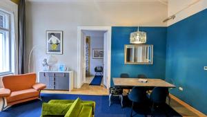 Posedenie v ubytovaní FreeParking - Great Synagogue Apartment, 2 bedroom, 5 people ,WiFi, AC