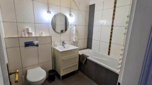 Kúpeľňa v ubytovaní FreeParking - Great Synagogue Apartment, 2 bedroom, 5 people ,WiFi, AC