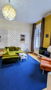 Posedenie v ubytovaní FreeParking - Great Synagogue Apartment, 2 bedroom, 5 people ,WiFi, AC