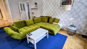 Posedenie v ubytovaní FreeParking - Great Synagogue Apartment, 2 bedroom, 5 people ,WiFi, AC
