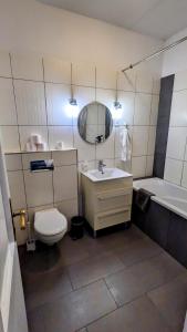 Kúpeľňa v ubytovaní FreeParking - Great Synagogue Apartment, 2 bedroom, 5 people ,WiFi, AC