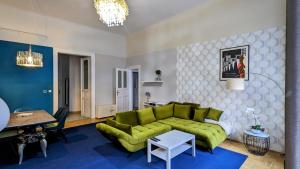Posedenie v ubytovaní FreeParking - Great Synagogue Apartment, 2 bedroom, 5 people ,WiFi, AC