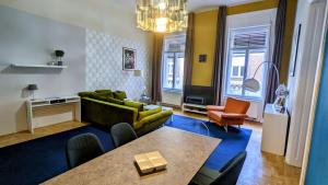 Posedenie v ubytovaní FreeParking - Great Synagogue Apartment, 2 bedroom, 5 people ,WiFi, AC