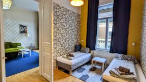 Posedenie v ubytovaní FreeParking - Great Synagogue Apartment, 2 bedroom, 5 people ,WiFi, AC