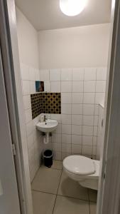 Kúpeľňa v ubytovaní FreeParking - Great Synagogue Apartment, 2 bedroom, 5 people ,WiFi, AC