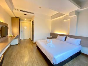 a bedroom with a white bed and a television at View Dee BKK Airport Residence in Ban Khlong Prawet
