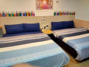 2 Betten in einem Zimmer mit farbenfrohen Wänden in der Unterkunft Long Quan Ju in Wenquan
