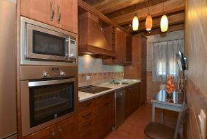 A kitchen or kitchenette at Apartamentos La Casa Del Grial