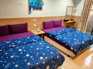 2 Betten nebeneinander in einem Zimmer in der Unterkunft Long Quan Ju in Wenquan