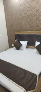 Łóżko lub łóżka w pokoju w obiekcie OYO Hotel K11